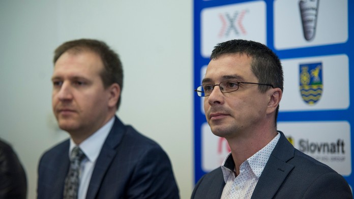Na snímke vpravo predseda Slovenského atletického zväzu (SAZ) Peter Korčok, vľavo hovorca Slovnaftu Anton Molnár.