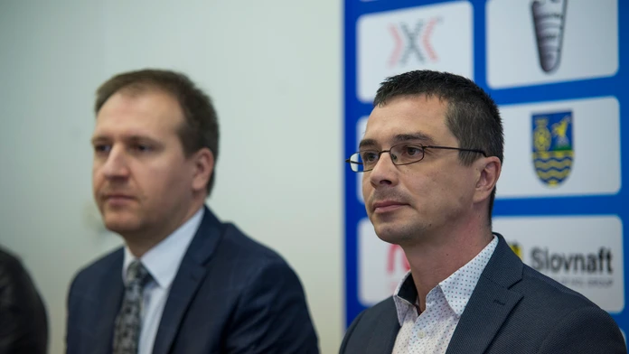 Na snímke vpravo predseda Slovenského atletického zväzu (SAZ) Peter Korčok, vľavo hovorca Slovnaftu Anton Molnár.