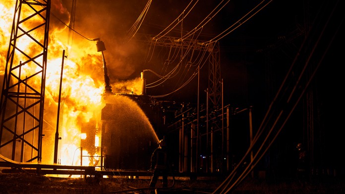 Ukrajinskí hasiči hasia požiar na elektrárni v Charkove po zásahu ruskej rakety.