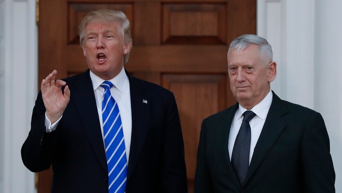 Dezignovaný americký prezident Donald Trump (vľavo) a generál americkej námornej pechoty USMC vo výslužbe James Mattis.