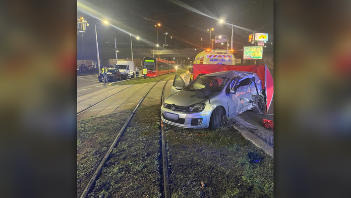 Šofér napriek zákazu vošiel do cesty električke. Jeho spolujazdkyňa zomrela na mieste