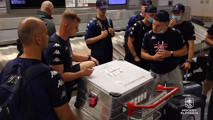 Slovenská hokejová “20“ je už v Edmontone, z kádra pred odletom vypadol jeden hráč