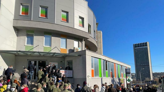 Ľudia v dlhých radoch prezradili, prečo sa nechali zaočkovať