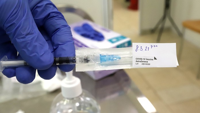 Váženie myši pred testom neškodnosti ruskej vakcíny Sputnik V.