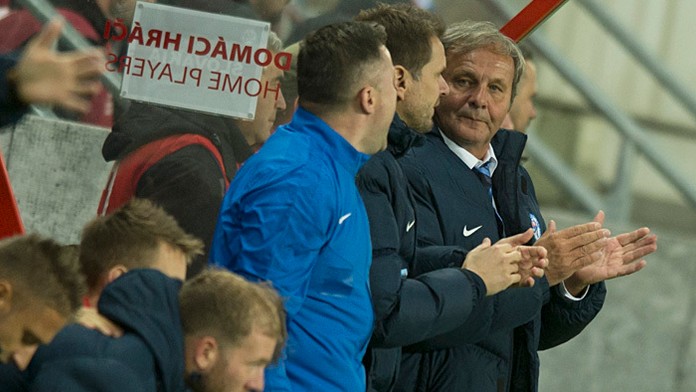 Ján Kozák tlieska svojim zverencom v kvalifikačnom zápase.