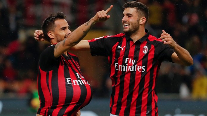 Suso (vľavo) a Patrick Cutrone z AC Miláno oslavujú gól proti FC Janov.