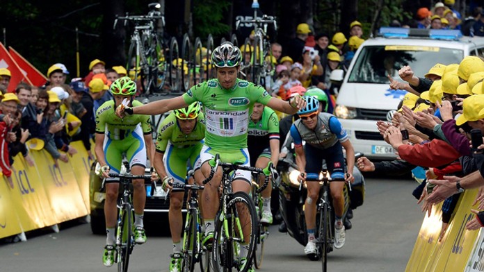 Peter Sagan a jeho typické gesto, ktorým baví divákov na TdF.