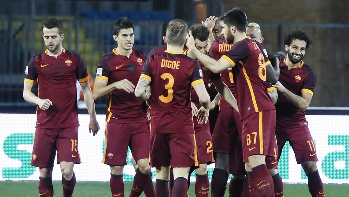 Hráč AS Rím Stephan El Shaarawy (uprostred) sa raduje z gólu so spoluhráčmi 