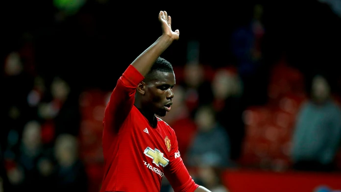 Paul Pogba z Manchesteru United reaguje v dueli proti Manchesteru City.