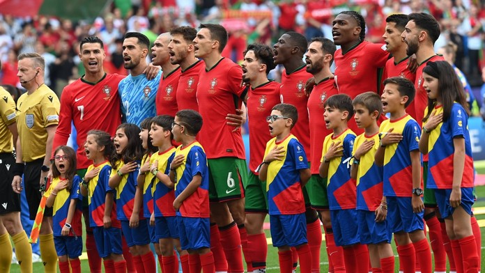 Cristiano Ronaldo pred každým zápasom vzdáva poctu rodnej krajine. Na Eure sa postaral o výnimočný zápis