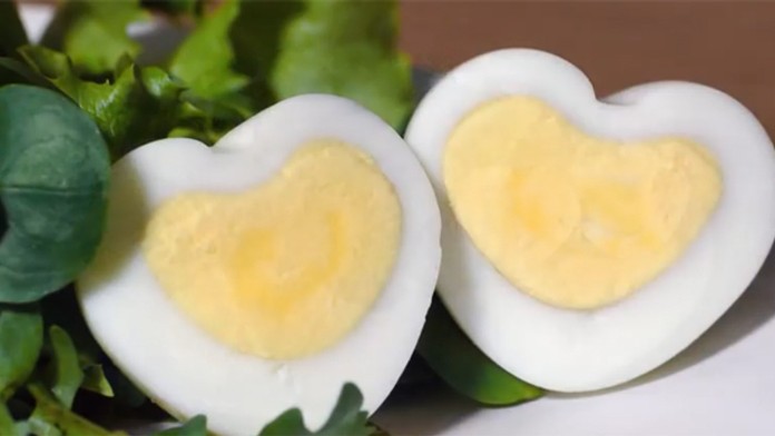 Uvarené vajíčko na tvrdo v tvare srdca.