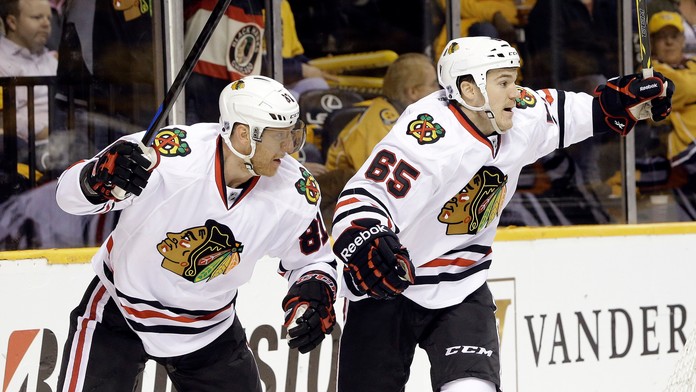 Blackhawks zavelili na obrat a troma gólmi v druhej tretine vyrovnali zápas.