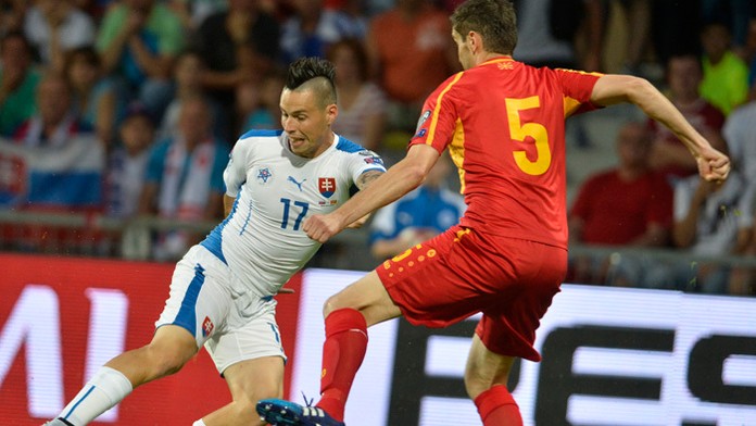  Marek Hamšík a Macedónec Daniel Mojsov.