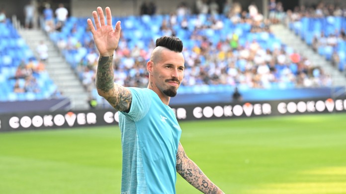 Na snímke futbalista Marek Hamšík máva pred rozlúčkovým futbalovým zápasom.