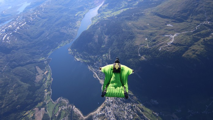 Parašutista vyskočil z lietadla a na zem dopadlo iba telo bez hlavy. Vinník tragédie spoznal trest