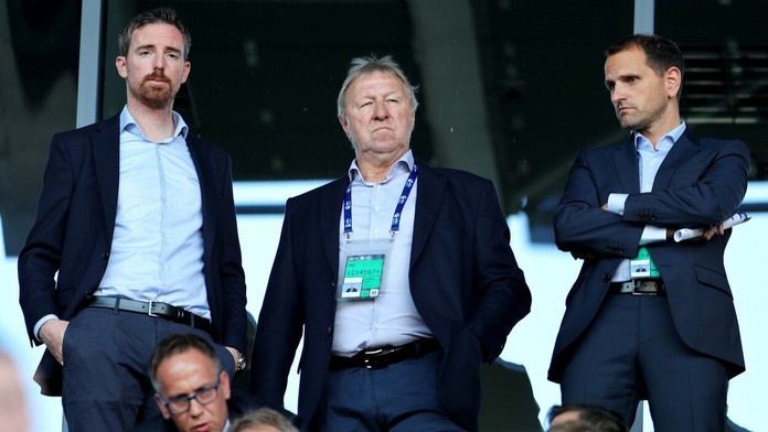 Na snímke v strede Horst Hrubesch, športový riaditeľ Nemeckého futbalového zväzu.