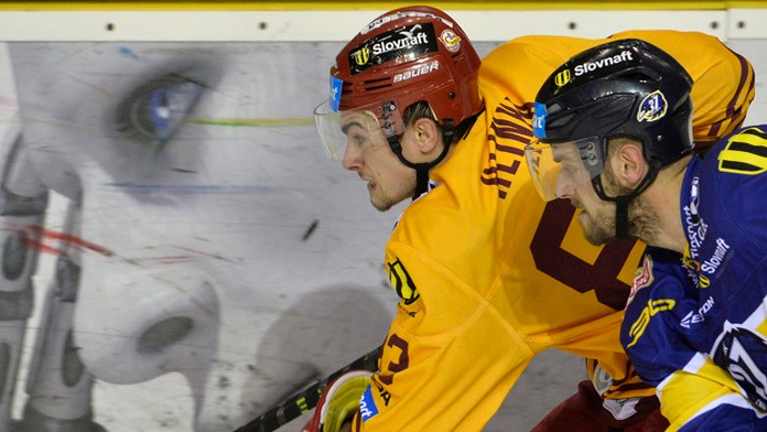 Trenčan Michal Hlinka (vľavo) a hráč Piešťan Marcel Holovič. 