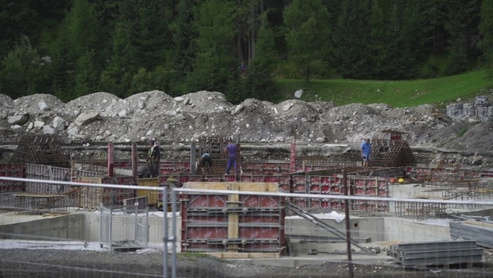 Radosť hráčov Slovinska (druhý zľava Andraž Šporar) po góle v kvalifikácii ME 2020 proti Poľsku.