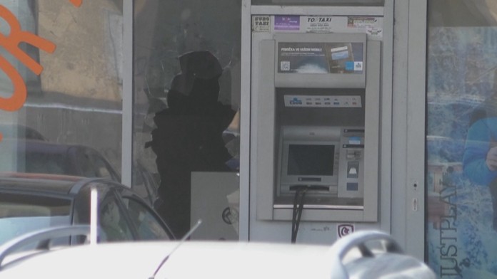 Vylúpený bankomat v Bánovciach nad Bebravou.