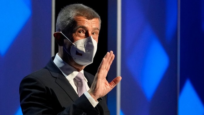 Český premiér Andrej Babiš máva počas televíznej debaty v Prahe pred budúcotýždňovými parlamentnými voľbami v Českej republike.