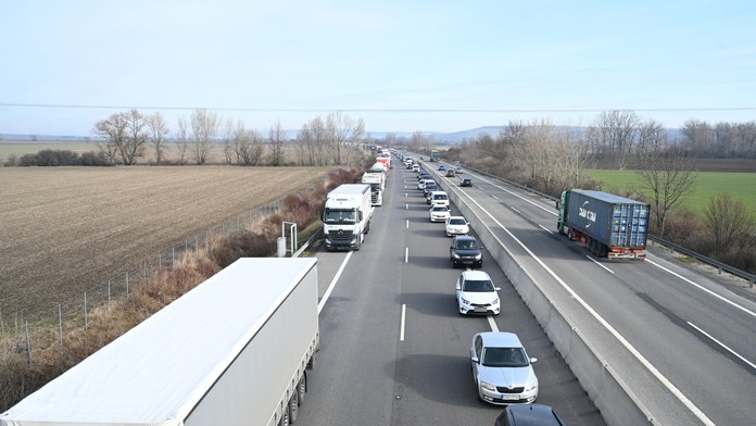 Vážna nehoda na D1 pri Sverepci uzavrela diaľnicu smerom na Bratislavu, už je prejazdná