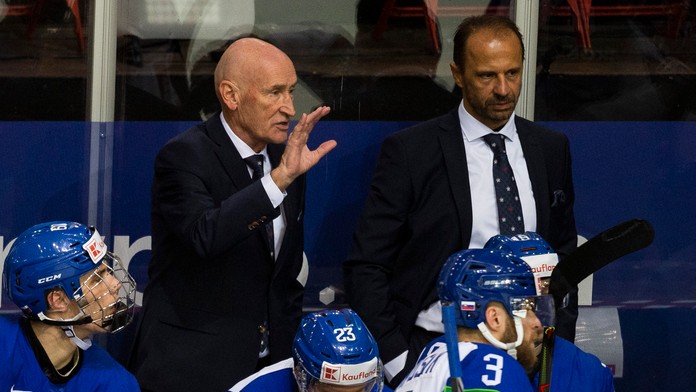 Tréner Craig Ramsay rozdáva pokyny počas zápasu s Veľkou Britániou.