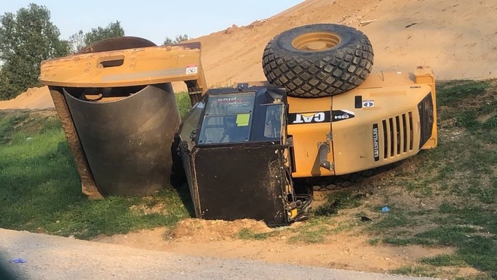 Vyťahovanie vraku auta z vážskeho kanálu.