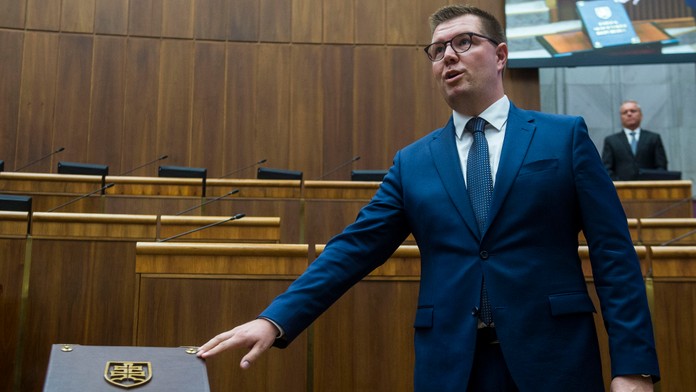 Na snímke Igor Šimko (Hlas-SD) skladá poslanecký sľub.