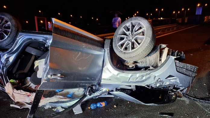 Zozadu narazil do nákladiaka, potom do zvodidiel a prevrátil sa. Na D1 zomrel vodič osobného auta (†43)