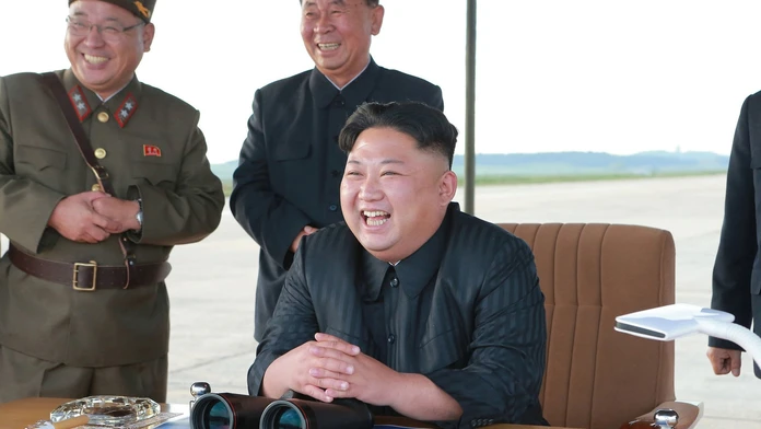Kim Čong-un sleduje odpálenie rakety