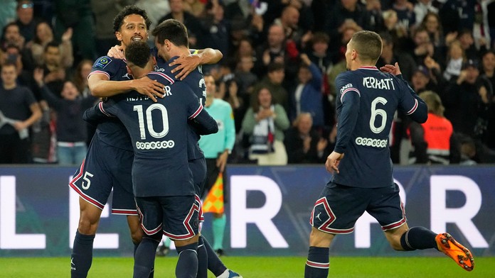 Hráči PSG oslavujú gól Lionela Messiho.