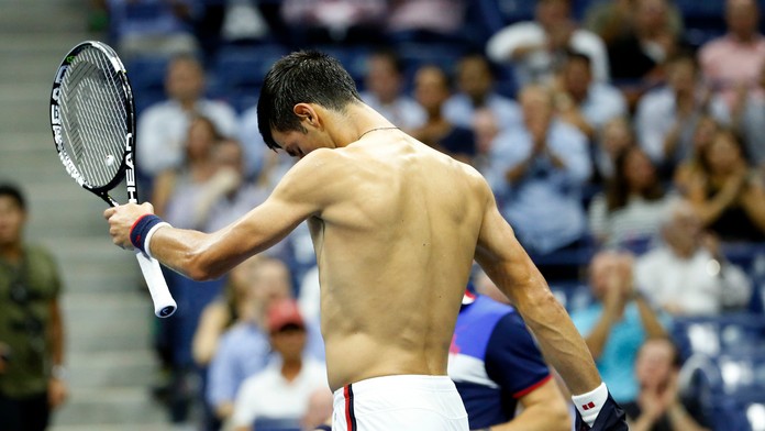 Srbský tenista Novak Djokovič si vyzliekol tričko po strate druhého setu proti Španielovi Felicianovi Lopezovi vo štvrťfinále mu