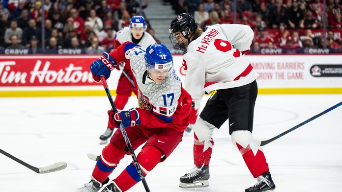 VIDEO: Českého útočníka tvrdo atakoval súper. Po návrate na ľad si vypočul nepochopiteľné bučanie