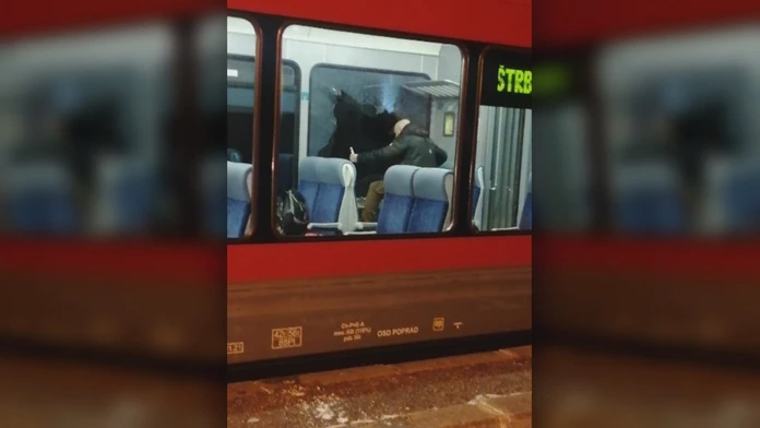 Agresov v tatranskej električke.