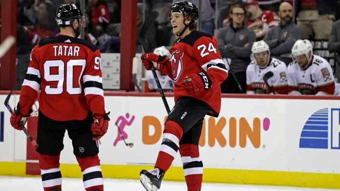 Slovenský útočník Devils Tomáš Tatar oslavuje gól spoluhráča v obrane Ty Smitha.