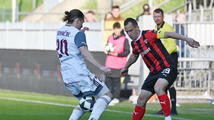 Na snímke vpravo kapitán Trnavy Martin Mikovič a hráč Podbrezovej Peter Kováčik.