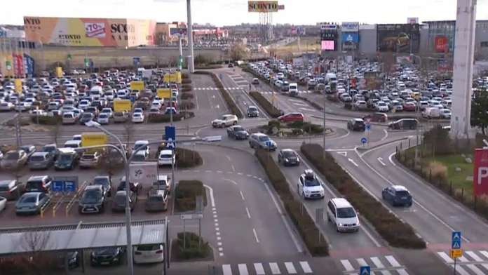 Dve dopravné nehody si vyžiadali najmenej 28 mŕtvych a desiatky zranených