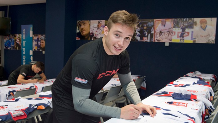 Marko Daňo podpisuje reprezentačné dresy.