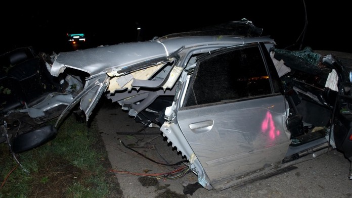 Pri nehode zahynuli dvaja mladí ľudia.