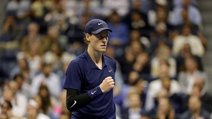 VIDEO: Fotil sa s fanúšikmi, takmer ho okradli. Najlepšiemu tenistovi sveta sa chcel divák dostať do tašky