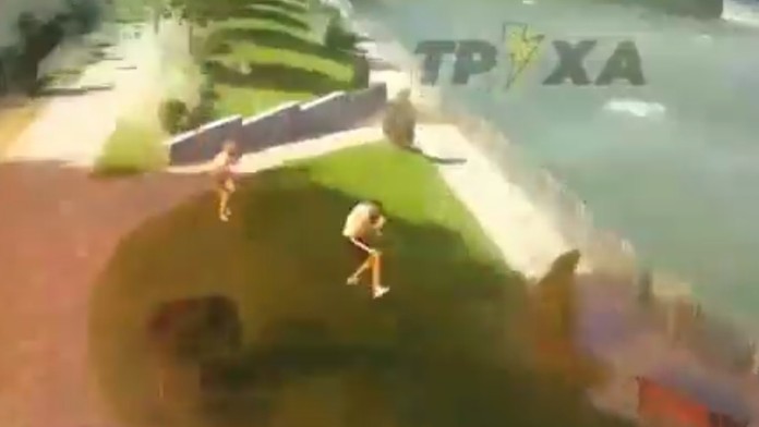 „Normálny život“ sa zmenil na peklo. Kamera zachytila moment, keď ukrajinské nákupné centrum zasiahla raketa