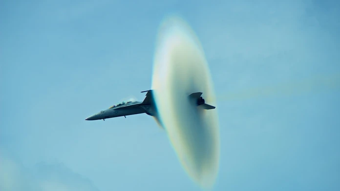 F-18 Super Hornet 2 práve pokoril rýchlosť zvuku