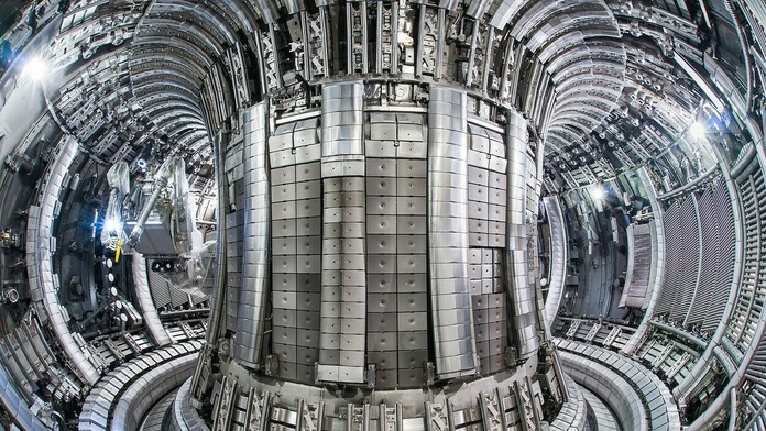 JET je experimentálny reaktor typu tokamak v tvare kruhového prstenca (torusu).