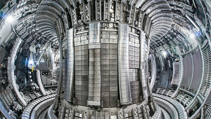 JET je experimentálny reaktor typu tokamak v tvare kruhového prstenca (torusu).
