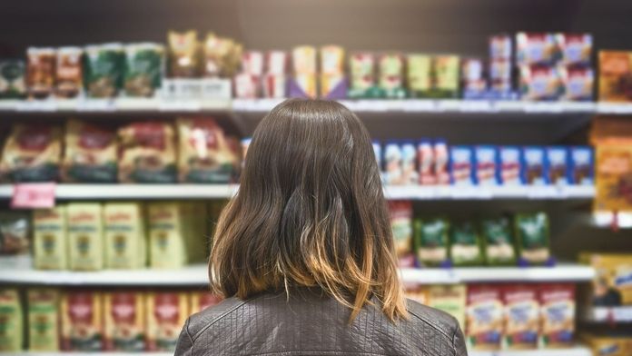 Žena sa pozerá na pult s potravinami