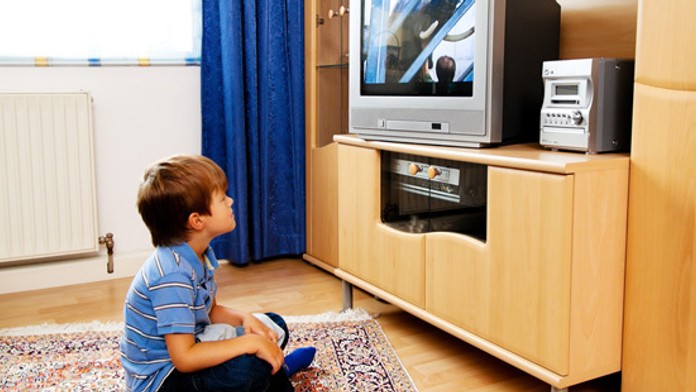 Dieťa pozerá televízor - 1