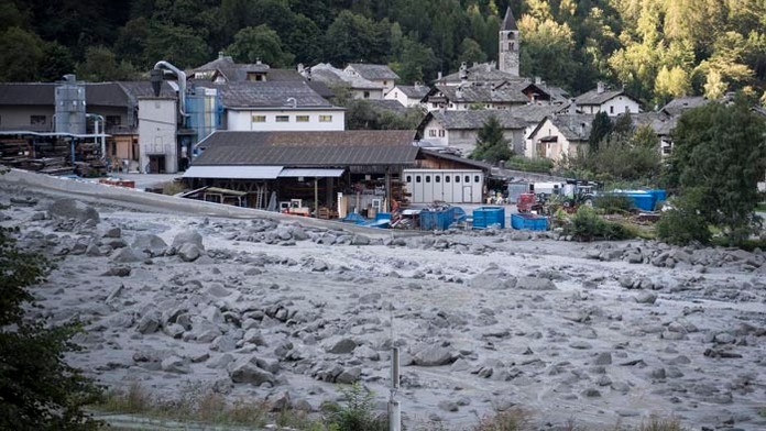 Vo švajčiarskych Alpách sa zosunula časť hory.