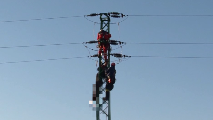 Museli ho zniesť hasiči.