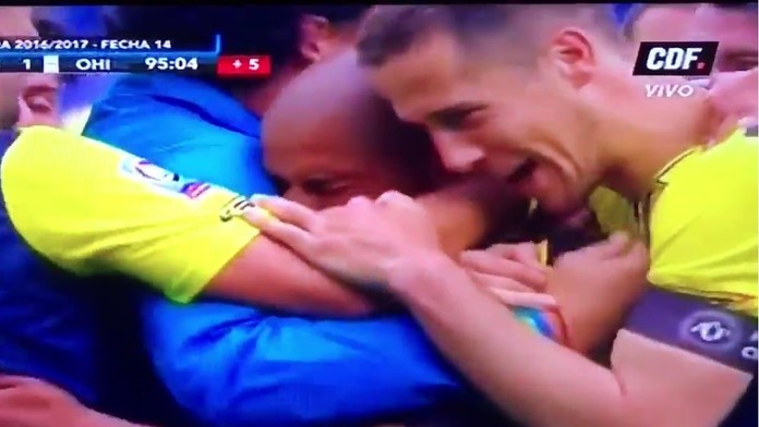 Alejandro Camargo sa raduje so spoluhráčmi po svojom krásnom góle.