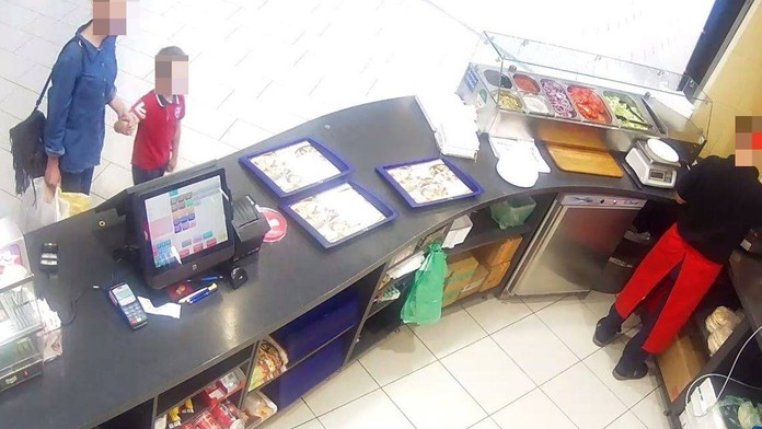 Neznáma osoba vzala chlapca a odišli na MHD.